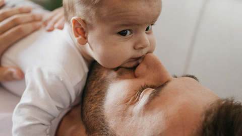 Papa küsst Baby
