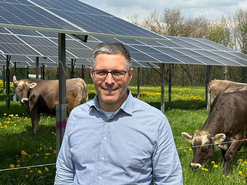 Jörg Schmitt (Environmental & Sustainability Manager bei Nestlé Deutschland steht vor der Agri PV Anlage