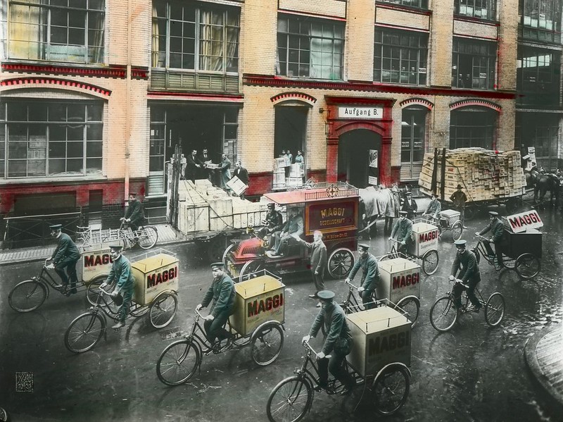 Vertreter:innen von Maggi auf Fahrrädern in Berlin um ca. 1910