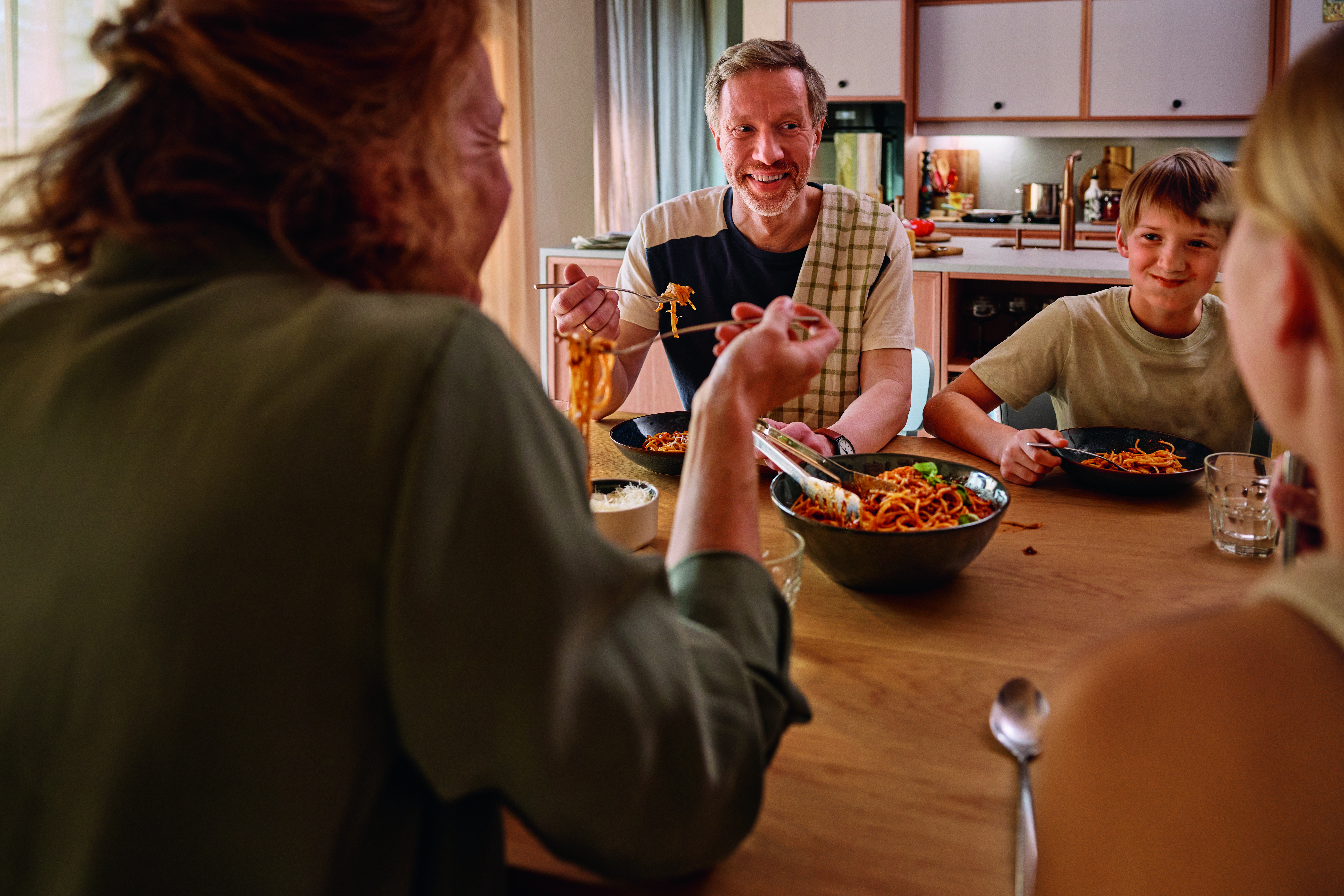 Familie isst Spaghetti Bolognese
