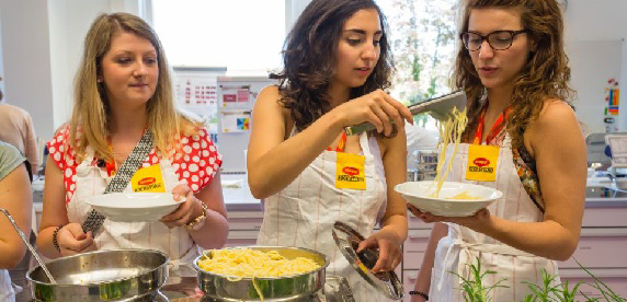 Drei Bloggerinnen verkosten ein selbstgekochtes Maggi Gericht