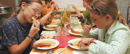 Kinder beim Schulessen