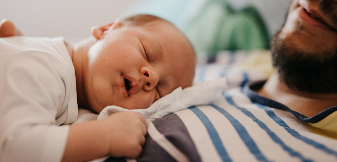 Baby schläft auf Bauch