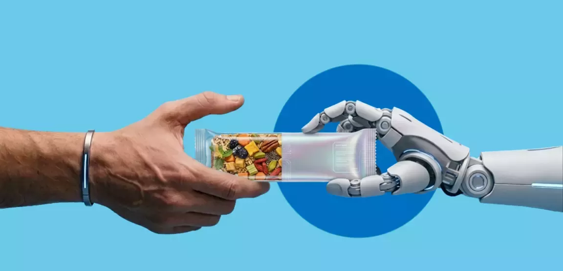 Eine Hand gibt einem Roboter einen Riegel