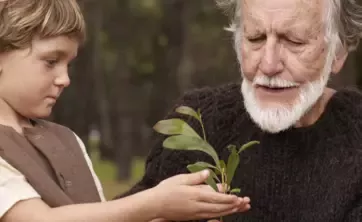 Mann und Kind im Wald