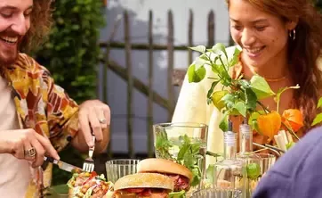 Menschen essen zusammen draußen
