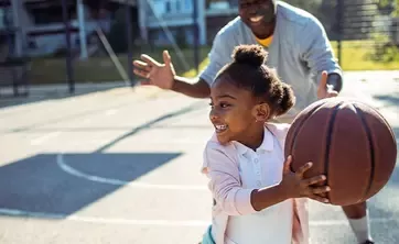Kind spielt Basketball