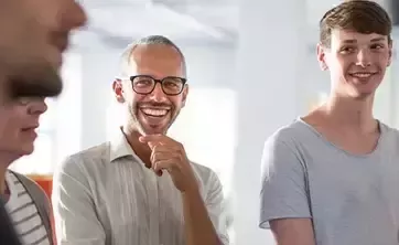 Menschen arbeiten zusammen