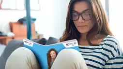 Frau liest OPTIFAST® Handbuch.