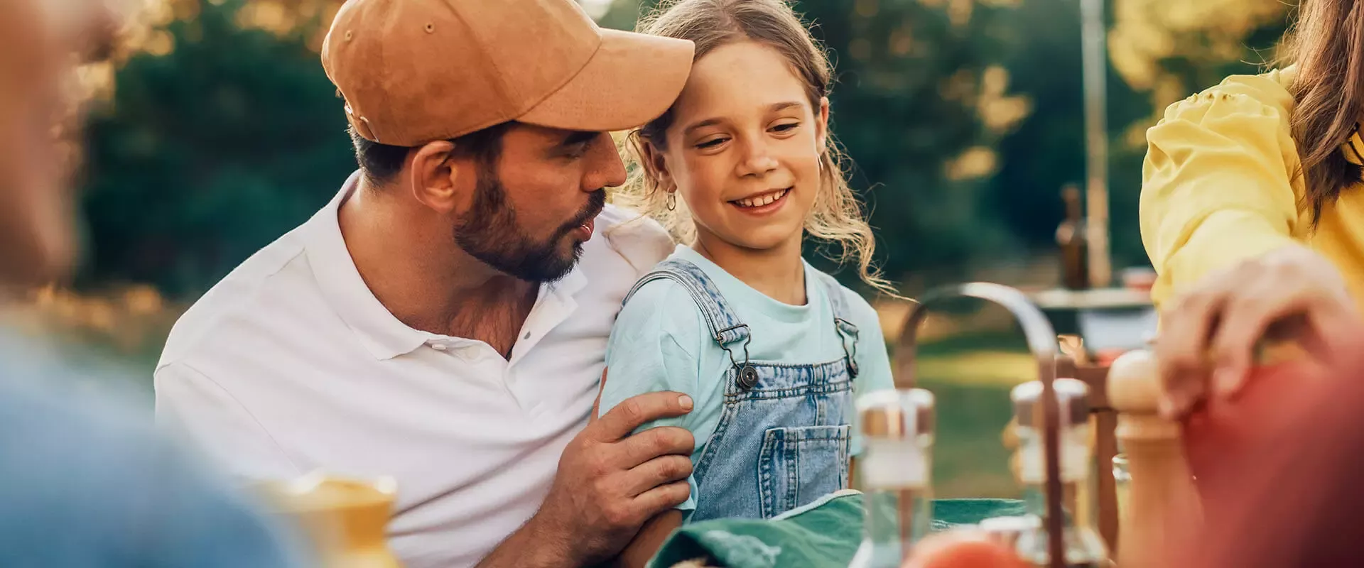 Vater und Tochter sitzen im Garten
