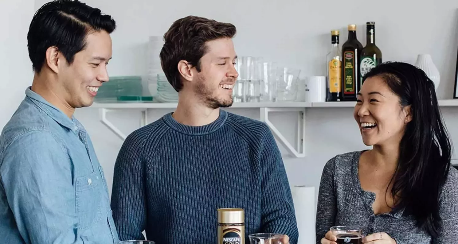 Personen unterhalten sich und lachen