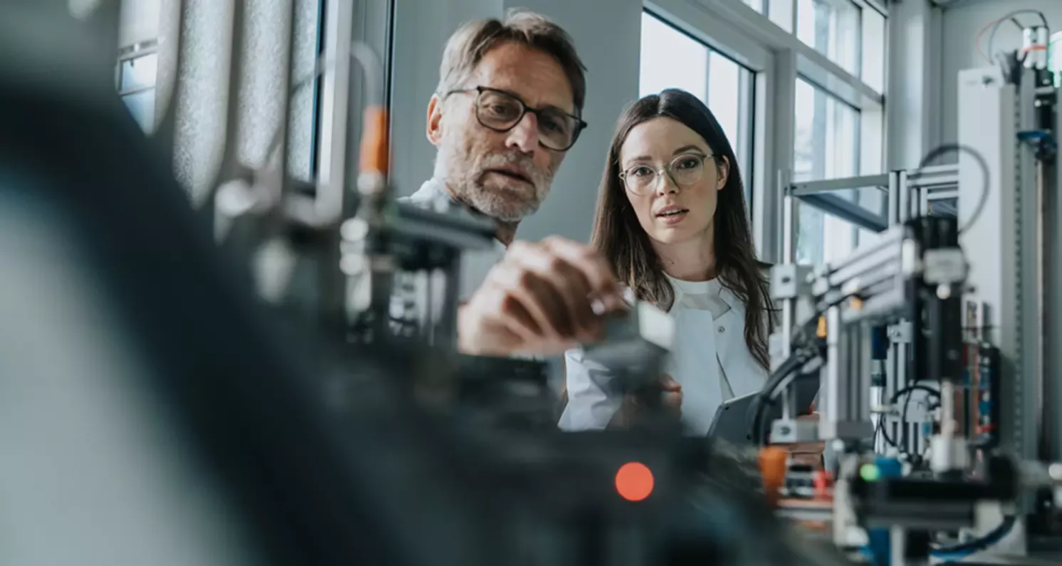 Mann und Frau beim Testen
