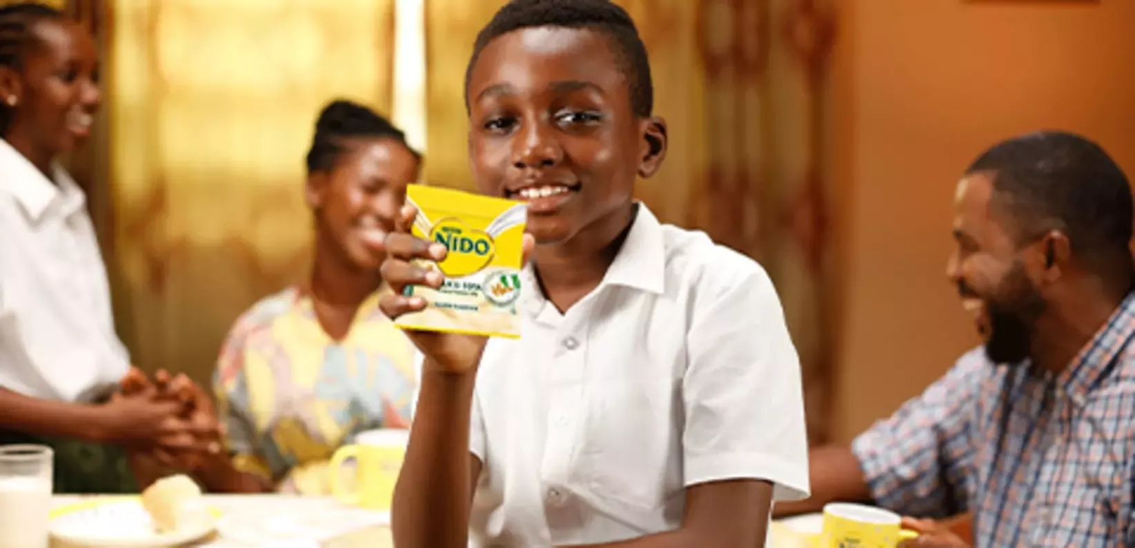 Kind hält Nido