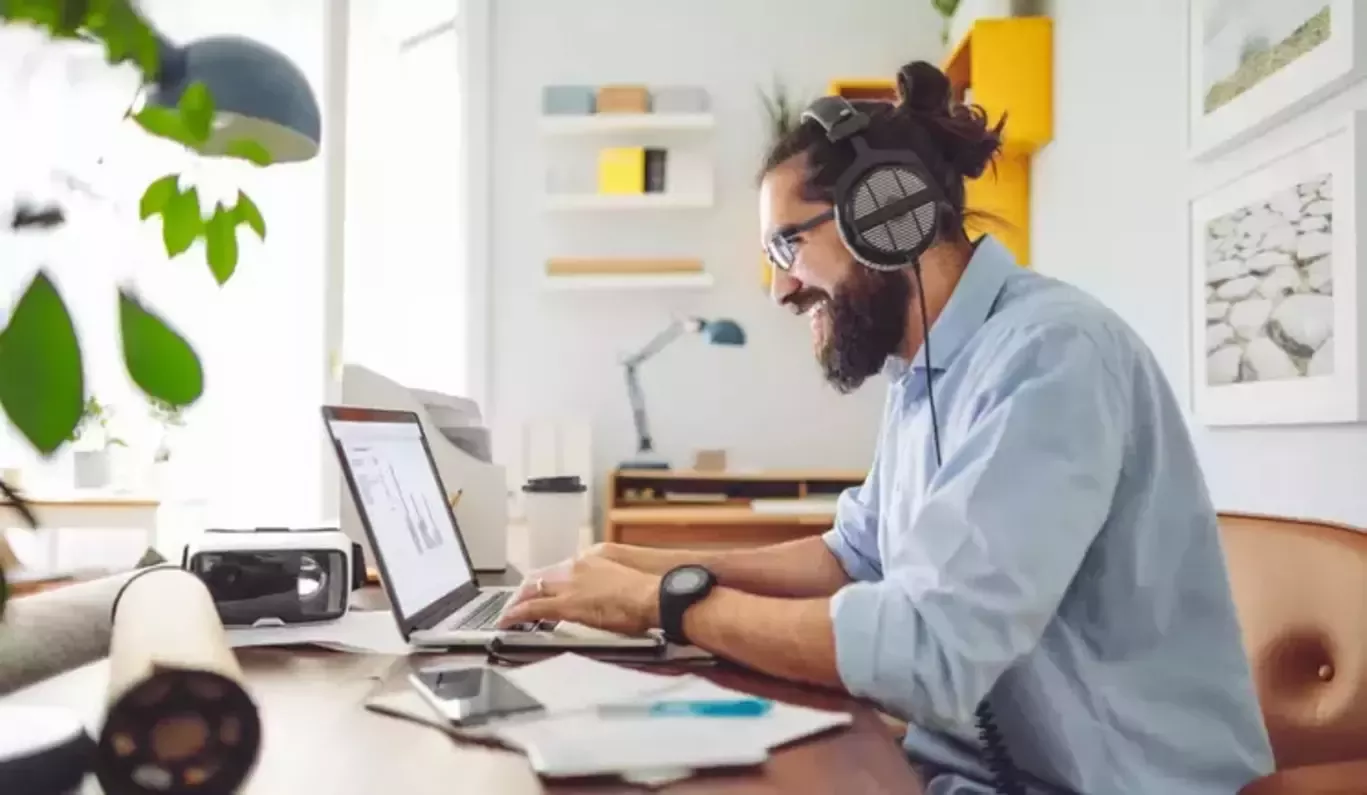 Person arbeitet von zu Hause