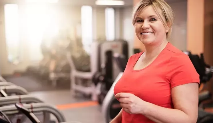 Frau beim Sport im Fitnessstudio.