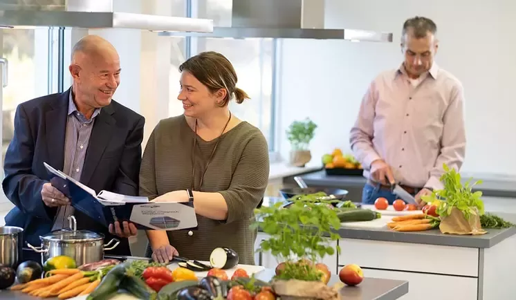 OPTIFAST®-Programmteilnehmer in der Küche beim Kochen.