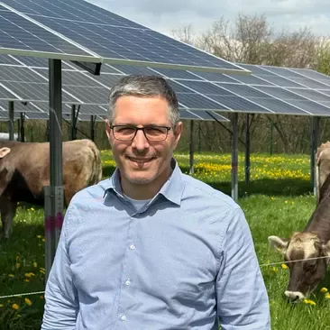 Jörg Schmitt (Environmental & Sustainability Manager bei Nestlé Deutschland steht vor der Agri PV Anlage
