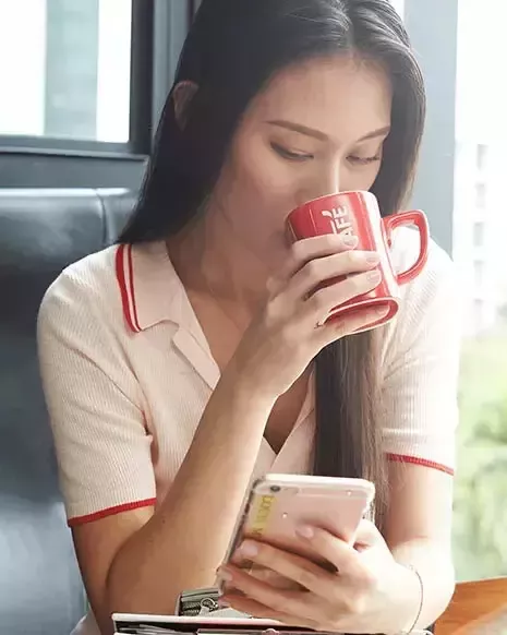 Frau trinkt Kaffee