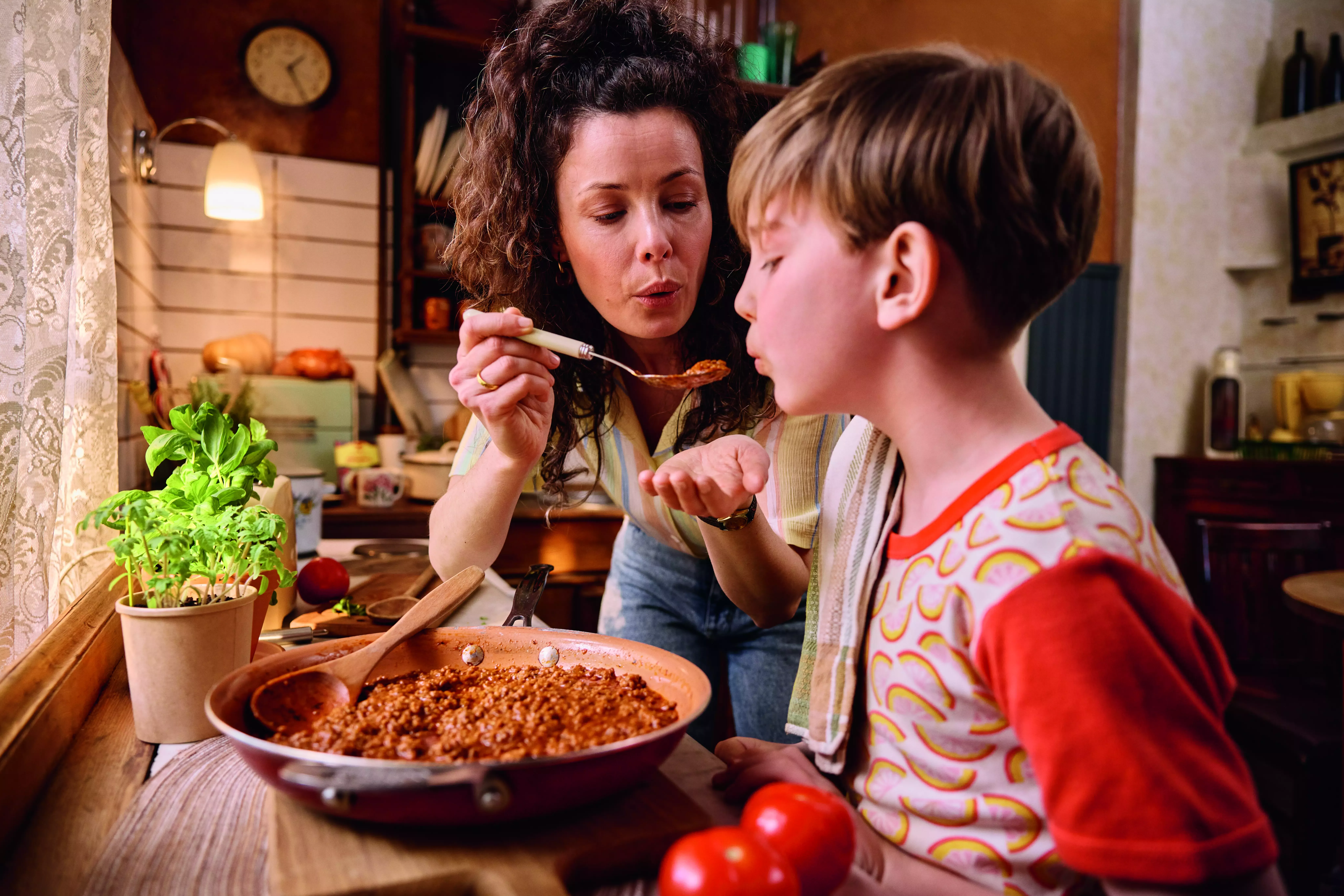 Kind isst Maggi Fix Spaghetti Bolognese