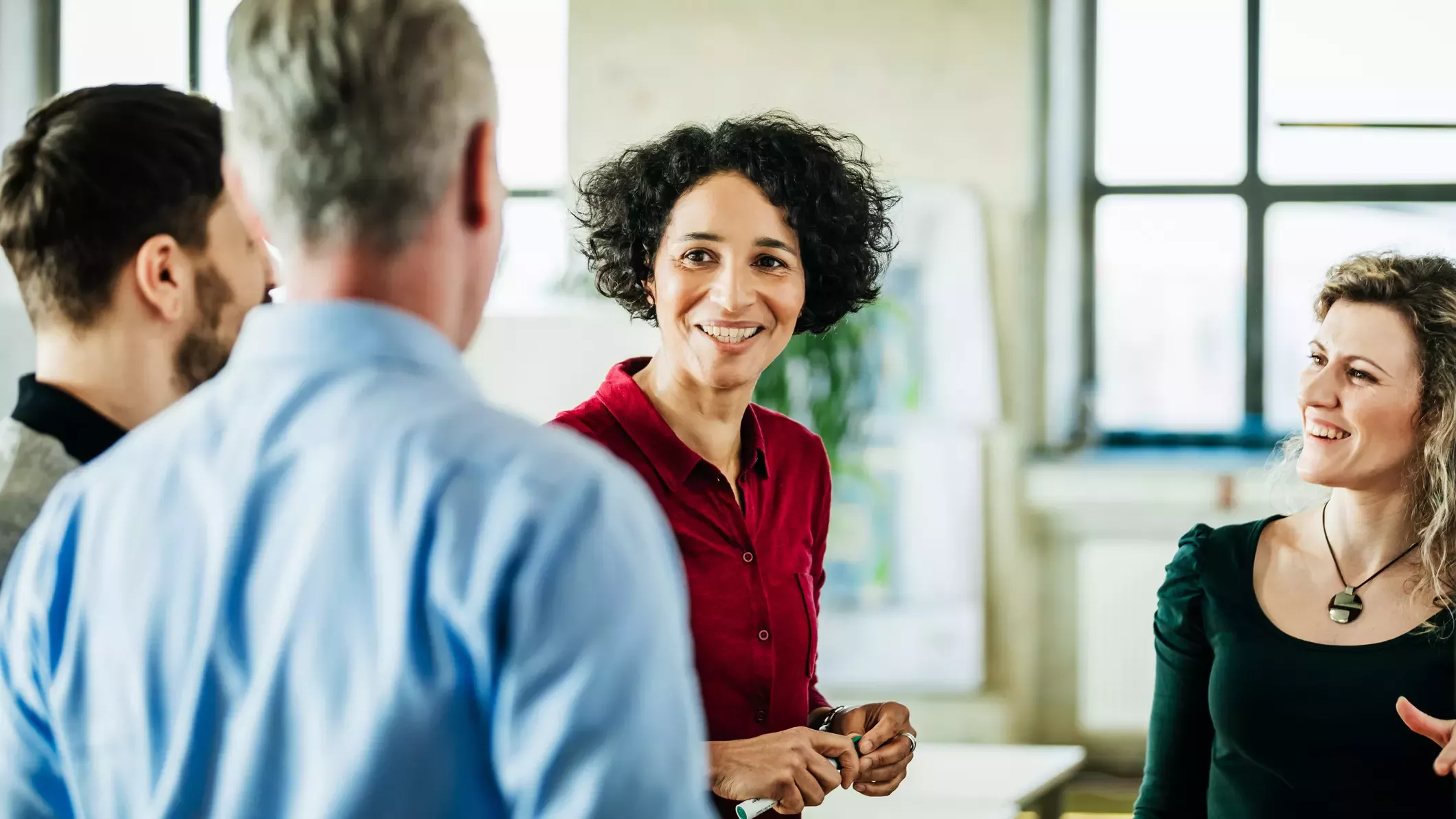 personnen im meetingraum