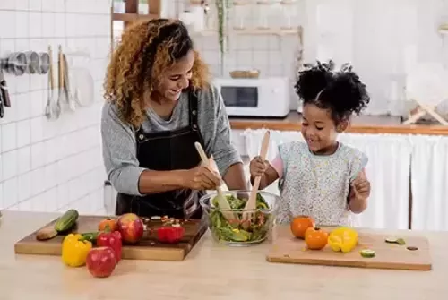 Mutter und Tochter kochen zusammen