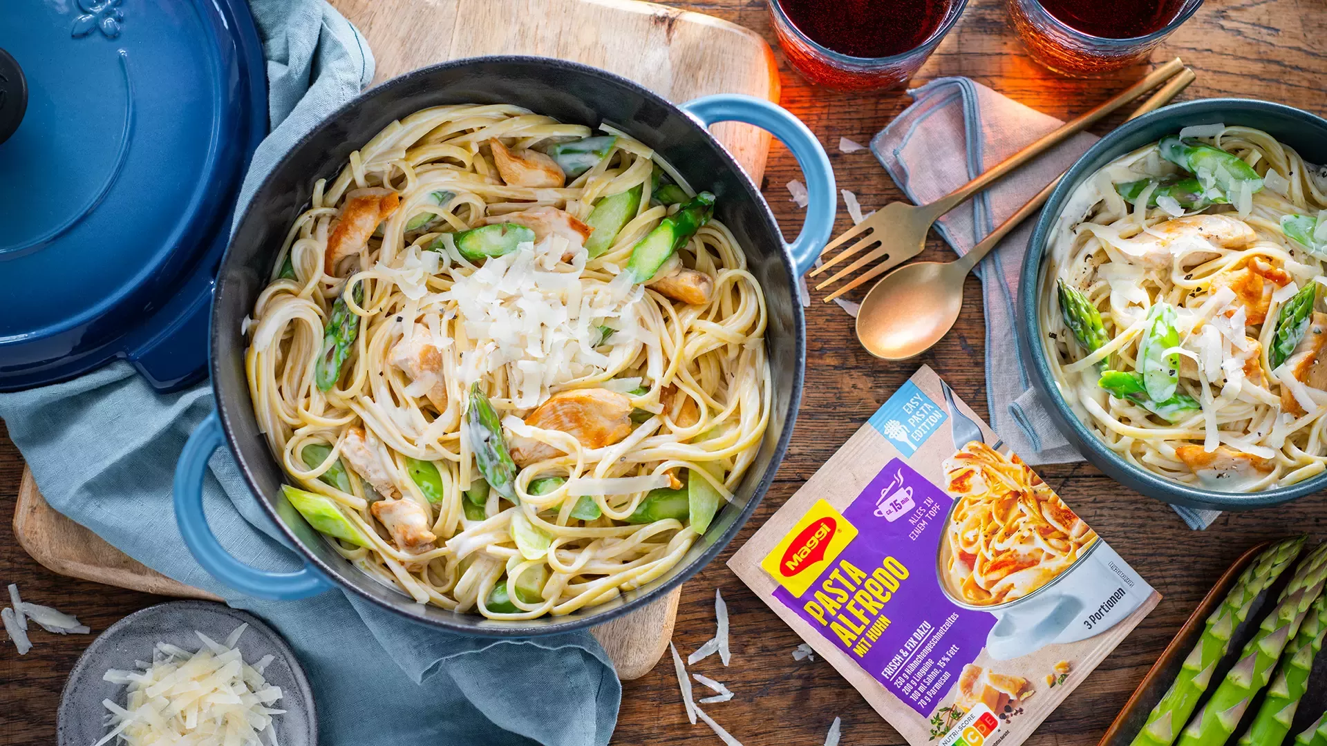 MAGGI Pasta Alfredo mit Spargel angerichtet in einer Pfanne