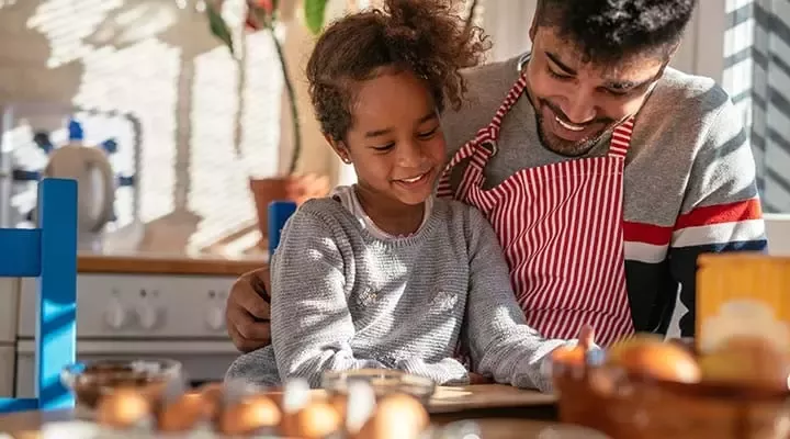 Vater und Tochter kochen gemeinsam