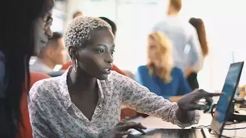 Frauen arbeiten am Laptop
