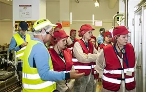 Der Nestlé Verbraucherbeirat besichtigt eine Produktionslinie
