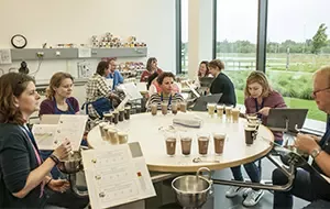 Der Nestlé Verbraucherbeirat verkostet verschiedene Geschmacksproben