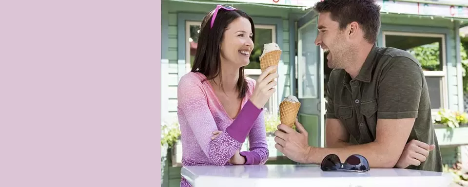 Zwei Erwachsene genießen ein Eis