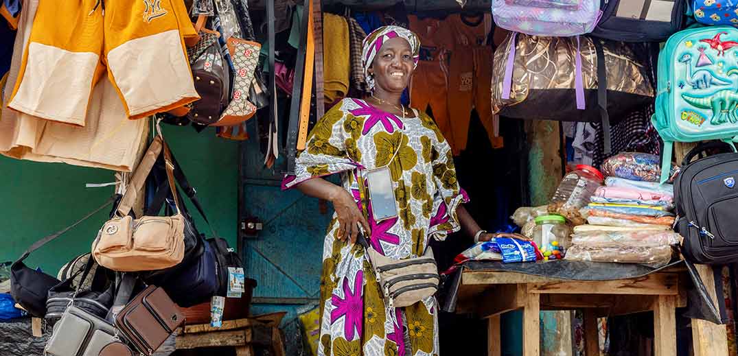 Afrikanische Frau lacht in die Kamera